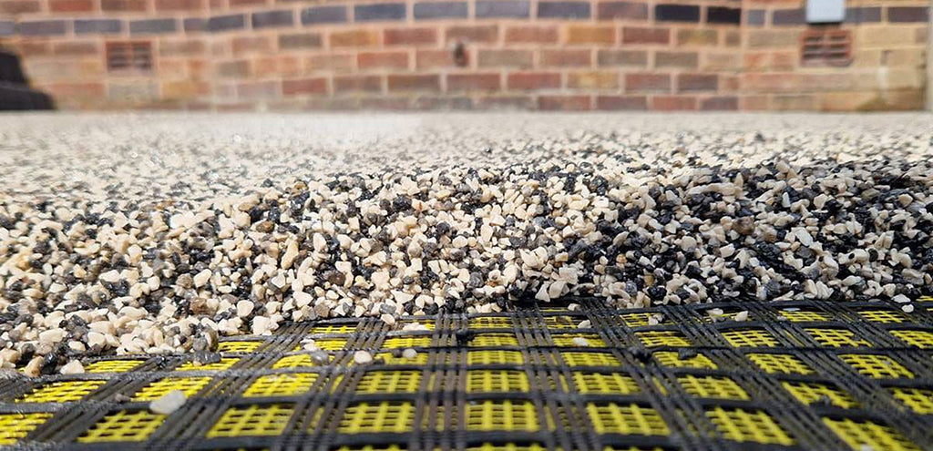 Resin-Bound-Installation-on-MeshAndGo1024x495.jpg__PID:55048326-f48a-4abc-a567-e5506d4f5d1e